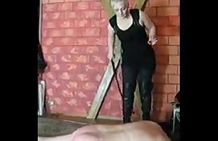 russe amateur Maîtresse whiping Esclave la pose sur l' sol