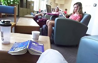 Откровенные блондинка Подросток ноги & ноги в Библиотека В Ла