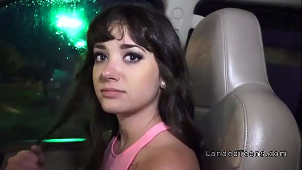 Un tizio dà un passaggio e un cazzo all'autostoppista adolescente