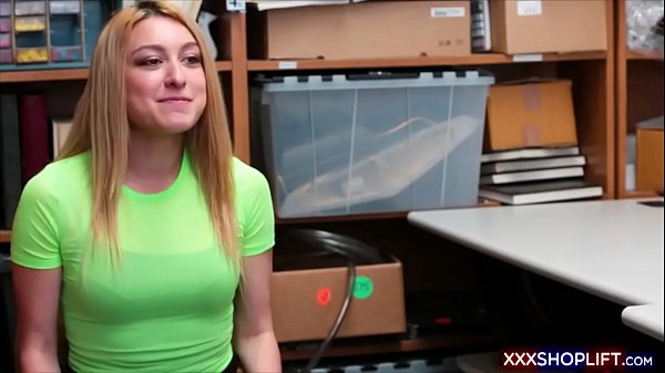 Lindo ladrón teniendo un registro al desnudo y un polvo rápido