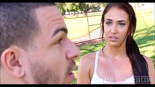 Scopata di allenamento per la teenager sexy Aubrey Rose