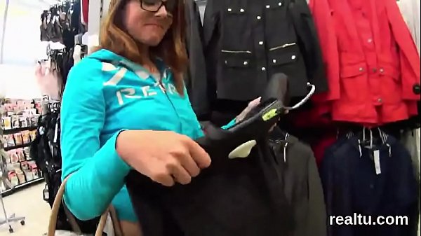 L'affascinante bellezza ceca è stata presa in giro al supermercato e scopata in pov