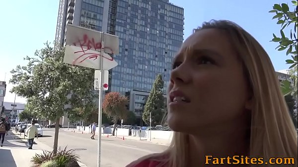 Guarda il video di una bella teenager