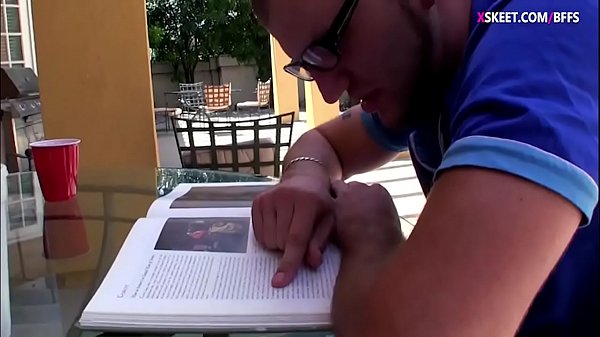 Die Lerngruppe der hübschen besten Freunde mit einem Nerd-Typen entwickelt sich zu einer fiesen Orgie