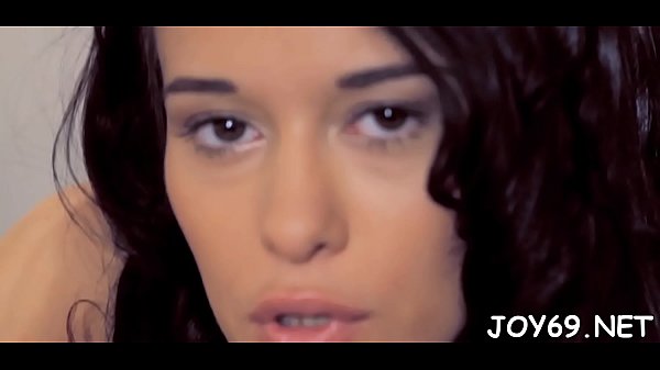 花花公子为她的独奏抓起一个玩具