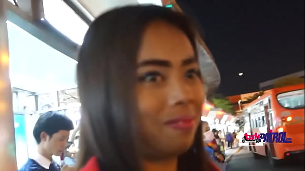 Eine kleine asiatische Tussi mit kleinen Titten mag es, wenn dicke Schwänze in die Tiefe gehen