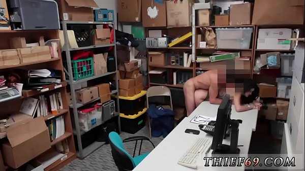 Creampie con una ballerina adolescente e una bella fica. Il sospetto è stato visto in una telecamera a circuito chiuso