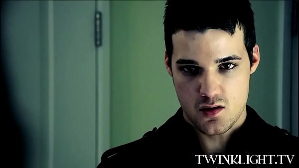 Blowjob und Bareback für einen dürren Vampirfreund von nebenan