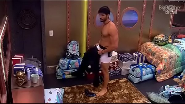 BBB18 - Lucas duchándose y abultado en ropa interior blanca - Insta: @musculoduroblog