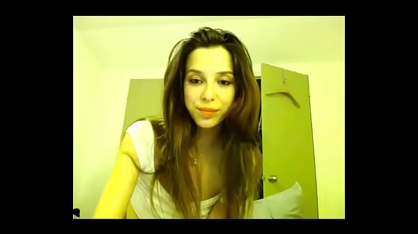 Teen si spoglia e fa sesso in cam