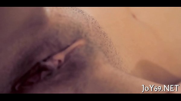 Una ragazza sola si tocca il suo bel divario