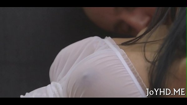 L'adolescente cavalca un mostro con un occhio solo come una cowgirl