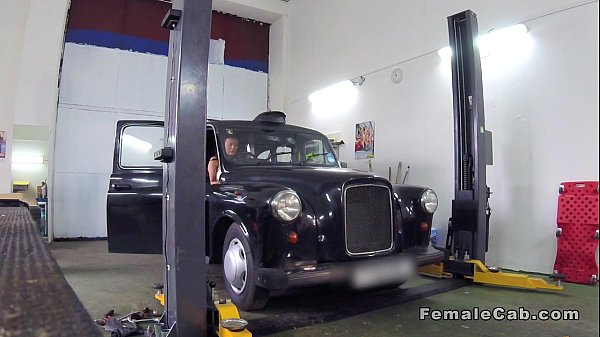 Automechaniker fickt Taxifahrerin in seiner Werkstatt