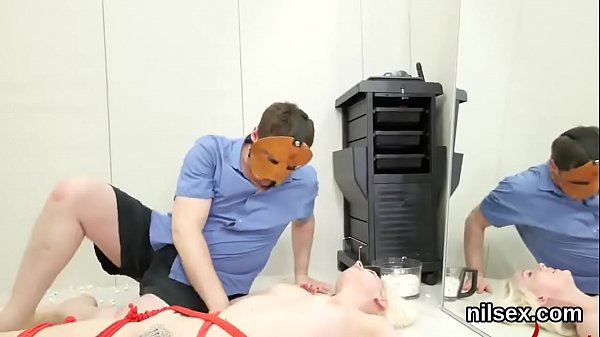 Una ragazza civettuola viene portata nel buco del culo per una terapia disinibita