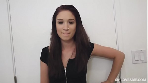 Naomi Maes großer Hintern beugt sich zum Doggystyle-Fick vor