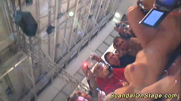 Spritzen auf der öffentlichen Bühne