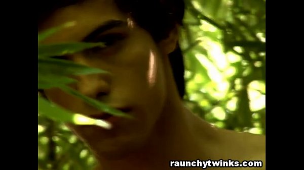 Io e il mio migliore amico sgattaioliamo fuori e facciamo sesso