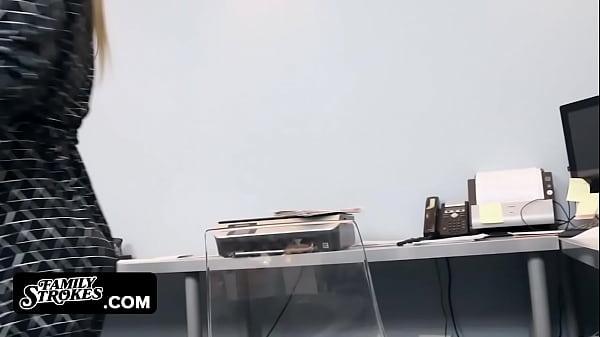 Bambi Brooks monta la polla madura de su padrastro encima