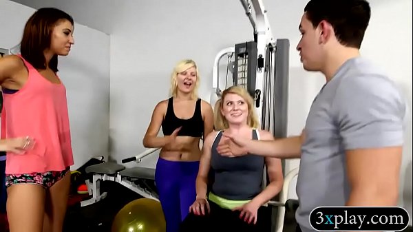 Des amatrices serrées exhibent leurs beaux seins pour de l'argent