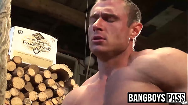 Los tíos de la granja no pudieron resistirse a follar en el granero