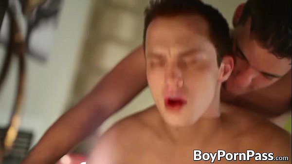 Vamp macht Jagd auf Schwanz und Schwanz seines ersten Opfers. in der Gasse