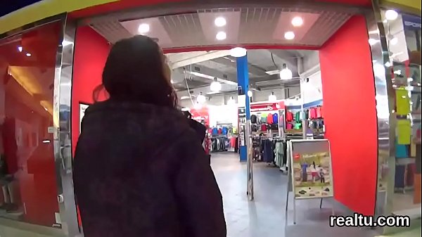 Una teenager amatoriale esegue un video