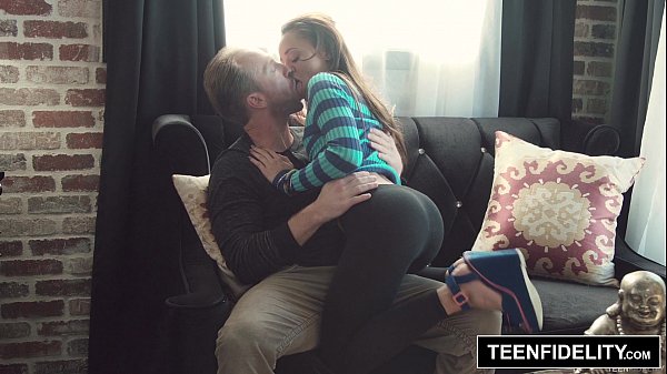 TEENFIDELITY Holly Hendrix tauscht Anal gegen einen Creampie