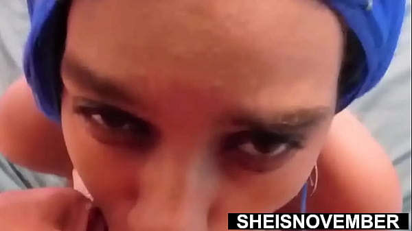 Füttere meine nackte, hungrige Stieftochter mit heißem Cumshot-Sperma, nachdem sie meinen Schwanz gelutscht hat. POV, das unschuldige Ebenholzbaby Sheisnovember gibt kniendem Oralsex mit ihrem geilen Stiefvater BBC, der ihr den Mund, ihre großen Warzenhöfe und großen Titten von Msnovember ins Gesicht fickt