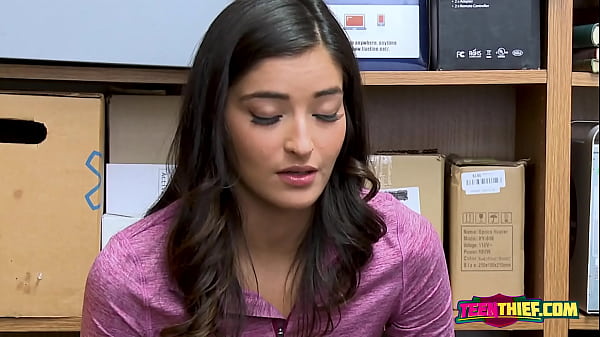 Der Beamte steckt seinen großen Schwanz in Emilys hungriges Punani