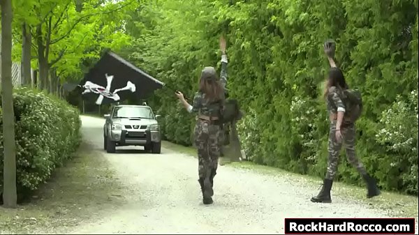 दो सेना किशोरों ने एक लंड को चूसा और घुसाया