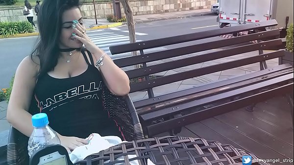 Safada Cumming in Public với đồ chơi tương tác Cô gái đồ chơi tương tác đạt cực khoái công khai với cô gái từ xa rung cảm bên ngoài