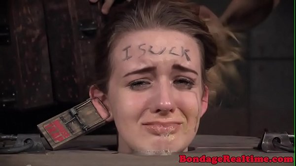 La ragazza carina si mette in mostra