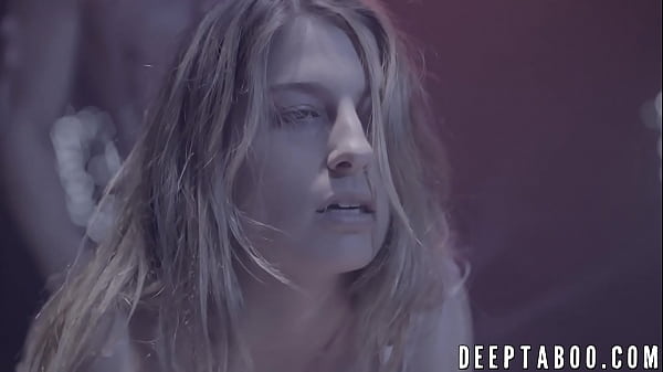 Die schöne Adriana Chechik wird in einem perversen Vierer mit Sperma gefüttert