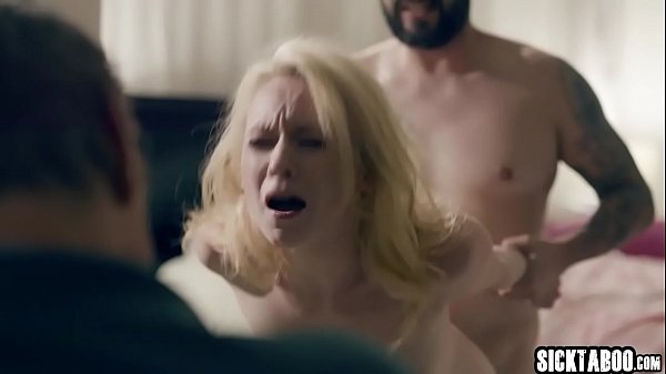 Figliastra bollente scopata da un cliente davanti al patrigno