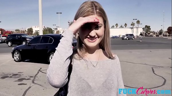 Attraktives junges Mädchen hat Spaß