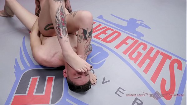 Charlotte Sartre è una partita di wrestling nuda e un gioco di piedi