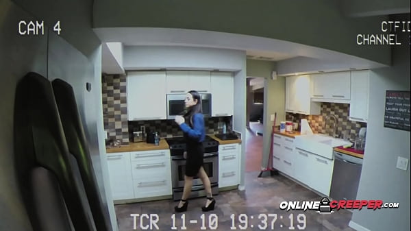 La bellissima Mi viene sbattuta hardcore dal rude Bruno che le si insinua addosso