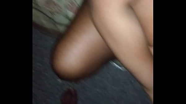 La ragazza teenager selvaggia posa in Unknown