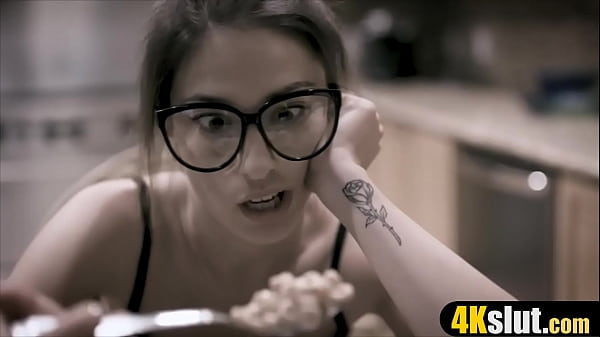 Die Nerd-Typen haben ihren Analsex. auf diesem Teenager