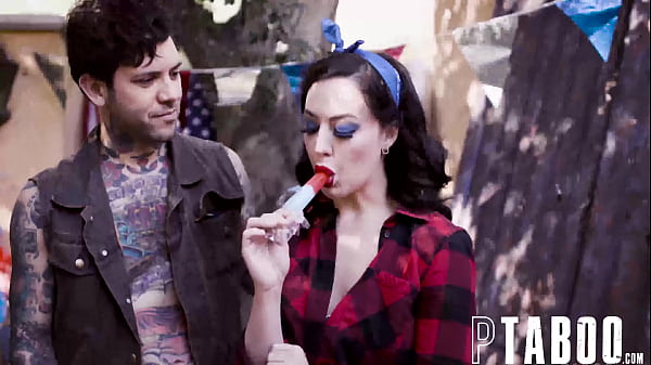 Seedy lockt die Teenagerin Whitney Wright zu einem Gangbang bei einem gruseligen Familientreffen