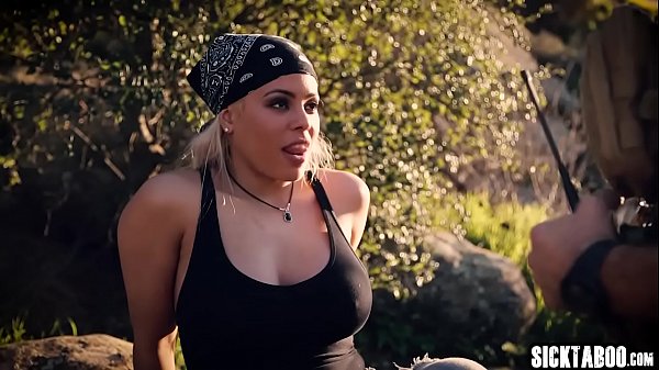 Un poliziotto corrotto ha sbattuto una calda MILF latina con un grosso culo