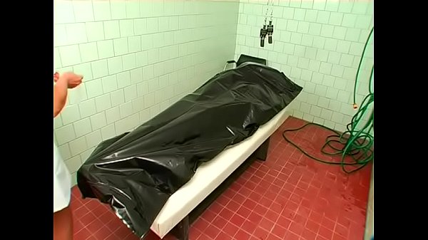 Fleisch-Panzerfaust sticht in lustvolle Floosy-Höhle