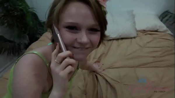 Unschuldiges 18-jähriges Mädchen wird beim Telefonieren mit ihrem Freund POV Lucy Valentine Amateur gefickt