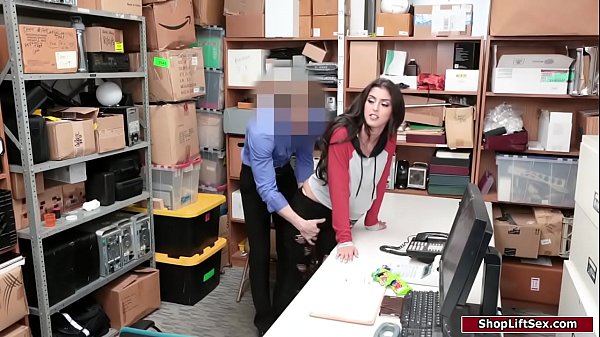 Latina chaude baisée pour avoir volé des bonbons