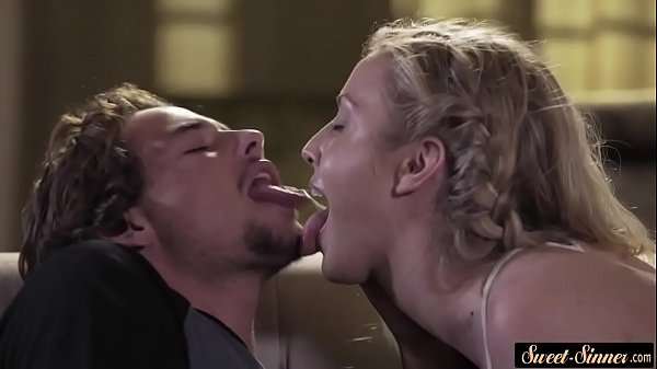 Hermanastra chupapollas montando una polla