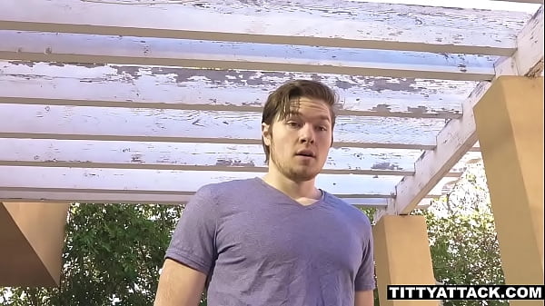 Titty Ladies - Tetas afuera para los chicos con Karlee Grey