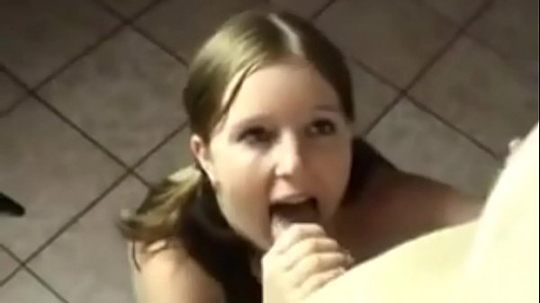 Adolescente super carina con la figa dolce viene scopata