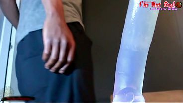 Ich bin nicht schwul, ich mache das nur für meine Stiefbrüder – der Arsch-, Hetero-, Kerl schneidet sich öffentlich bis zu den Eiern eines riesigen Schwanzes ... für die Homies