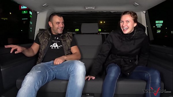 Hübsches Babe lutscht einen Schwanz in einem Van