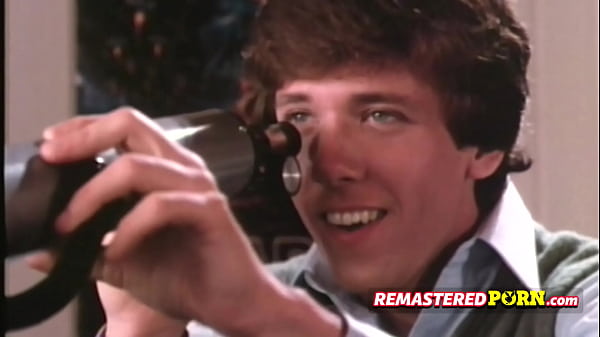 Ein Vintage-Paar veranstaltet eine riesige Orgie auf einer klassischen Sexparty